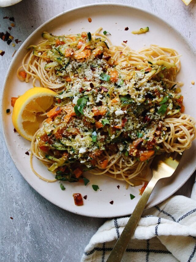 SUMMER PASTA WITH ZUCCHINI