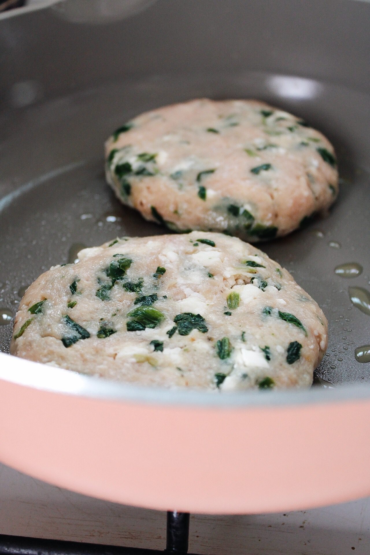 Spinach and Feta Turkey Burgers - Dishes With Dad