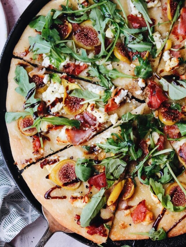 close up of fig and prosciutto pizza in a cast iron pan