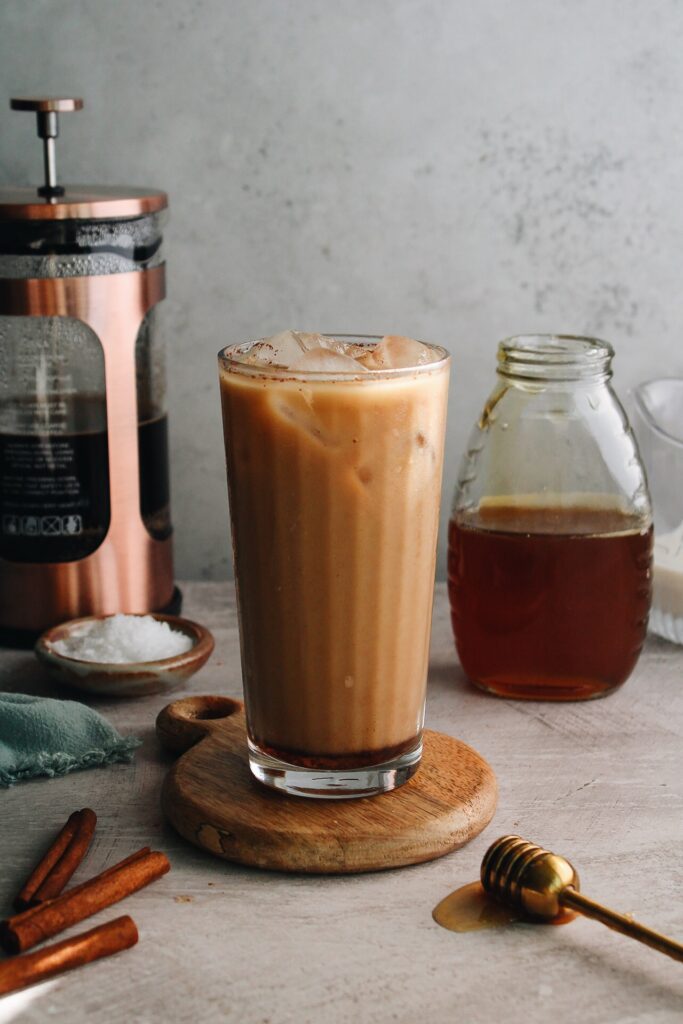 https://www.figjar.com/wp-content/uploads/2023/07/honey-cinnamon-latte-iced-683x1024.jpg