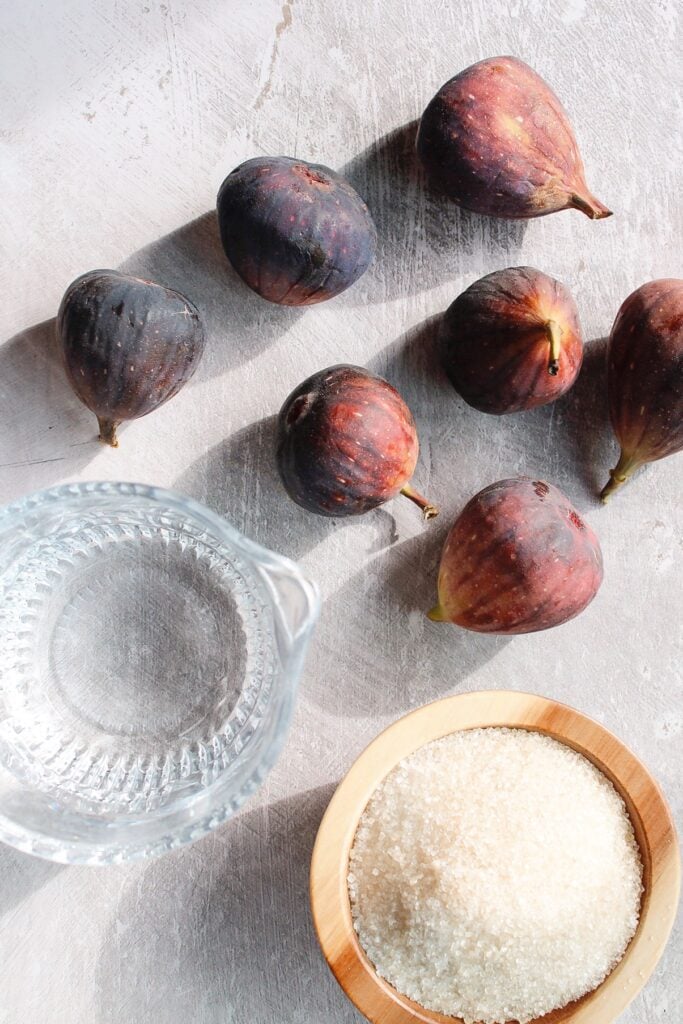 ingredients for fig syrup on a gray background