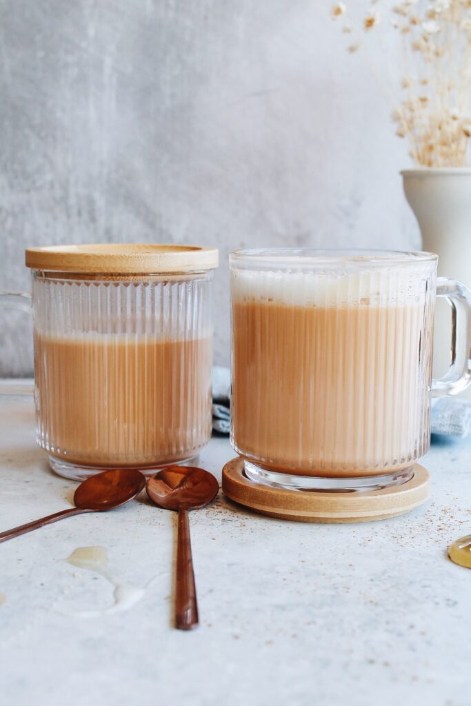 glass mugs with lids side by side